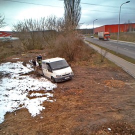 Fotopułapki  namierzyły mężczyzn, którzy wyrzucali śmieci na miejskich terenach