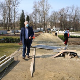 powiększ zdjęcie: Zobacz jak przebiega rewitalizacja fontann w parku Miejskim