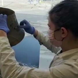 Studenci Akademii Sztuk Pięknych restaurują cenną ceramikę z Muzeum Miedzi