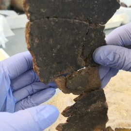 powiększ zdjęcie: Studenci Akademii Sztuk Pięknych restaurują cenną ceramikę z Muzeum Miedzi