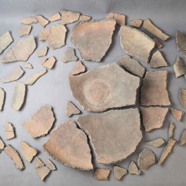 powiększ zdjęcie: Studenci Akademii Sztuk Pięknych restaurują cenną ceramikę z Muzeum Miedzi