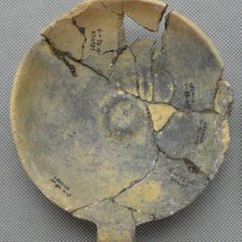 powiększ zdjęcie: Studenci Akademii Sztuk Pięknych restaurują cenną ceramikę z Muzeum Miedzi