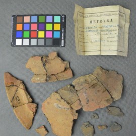 powiększ zdjęcie: Studenci Akademii Sztuk Pięknych restaurują cenną ceramikę z Muzeum Miedzi