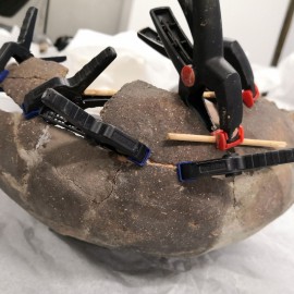 powiększ zdjęcie: Studenci Akademii Sztuk Pięknych restaurują cenną ceramikę z Muzeum Miedzi