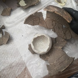 powiększ zdjęcie: Studenci Akademii Sztuk Pięknych restaurują cenną ceramikę z Muzeum Miedzi