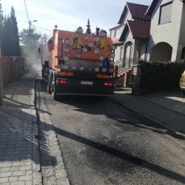 powiększ zdjęcie: Drogowcy naprawiają zimowe ubytki w jezdniach emulsją i grysem
