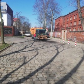 powiększ zdjęcie: Drogowcy naprawiają zimowe ubytki w jezdniach emulsją i grysem
