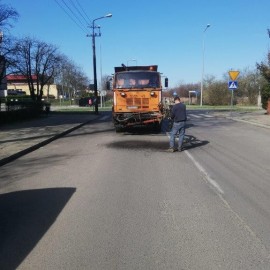 powiększ zdjęcie: Drogowcy naprawiają zimowe ubytki w jezdniach emulsją i grysem