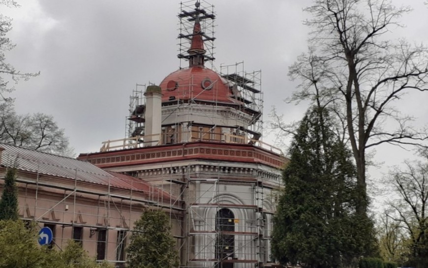 Trwa remont cmentarnej kaplicy. Zobacz, co już zrobiono