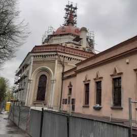powiększ zdjęcie: Trwa remont cmentarnej kaplicy. Zobacz, co już zrobiono