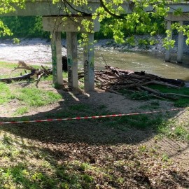 powiększ zdjęcie: Konary i gałęzie drzew na Kaczawie już usunięte