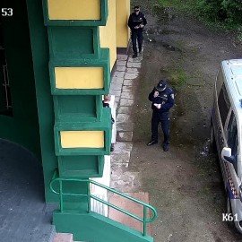powiększ zdjęcie: Muszla koncertowa. Młodzieniec brudził elewację, a potem ją umył