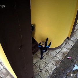 powiększ zdjęcie: Muszla koncertowa. Młodzieniec brudził elewację, a potem ją umył