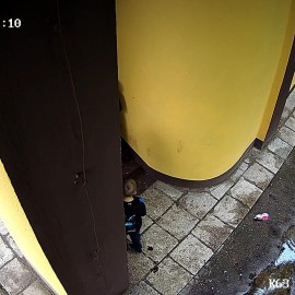 powiększ zdjęcie: Muszla koncertowa. Młodzieniec brudził elewację, a potem ją umył