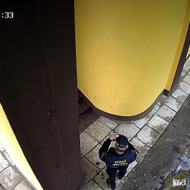 powiększ zdjęcie: Muszla koncertowa. Młodzieniec brudził elewację, a potem ją umył