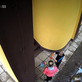 powiększ zdjęcie: Muszla koncertowa. Młodzieniec brudził elewację, a potem ją umył