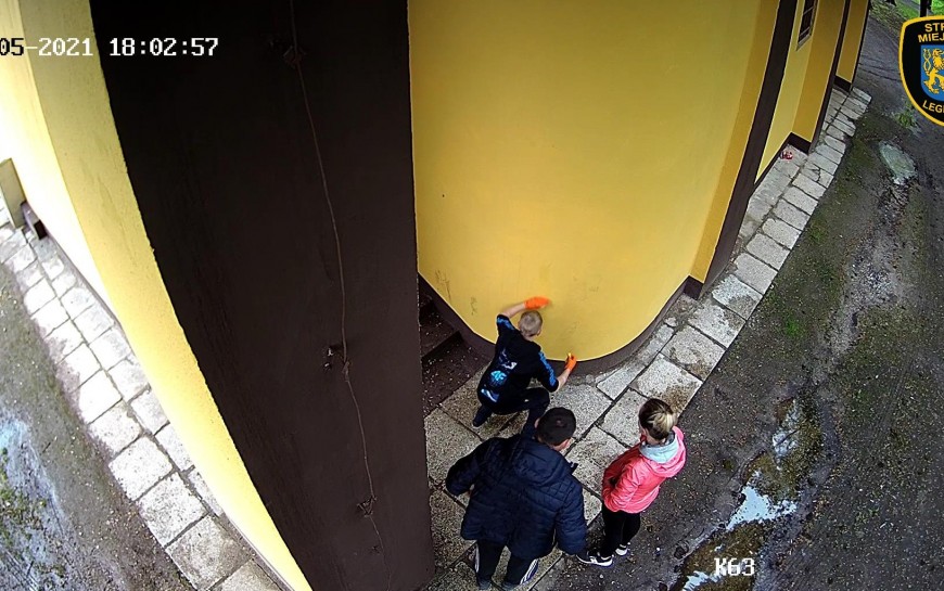 Muszla koncertowa. Młodzieniec brudził elewację, a potem ją umył