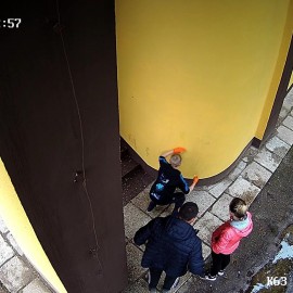 powiększ zdjęcie: Muszla koncertowa. Młodzieniec brudził elewację, a potem ją umył