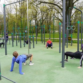 powiększ zdjęcie: Wzmocnij mięśnie ćwicząc w parku kalistenicznym. OSiR zaprasza na treningi