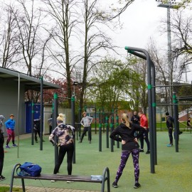 powiększ zdjęcie: Wzmocnij mięśnie ćwicząc w parku kalistenicznym. OSiR zaprasza na treningi