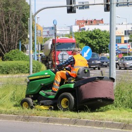 Trawy w pasach drogowych są koszone na 100 ulicach