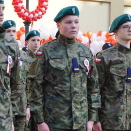 powiększ zdjęcie: Specjalistyczne wyposażenie wojskowe dla VII LO. Sprzęt wart ponad sto tysięcy