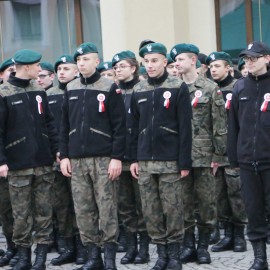 powiększ zdjęcie: Specjalistyczne wyposażenie wojskowe dla VII LO. Sprzęt wart ponad sto tysięcy