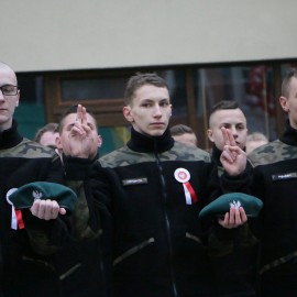 powiększ zdjęcie: Specjalistyczne wyposażenie wojskowe dla VII LO. Sprzęt wart ponad sto tysięcy