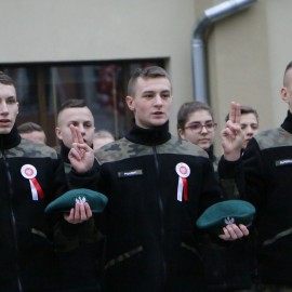 powiększ zdjęcie: Specjalistyczne wyposażenie wojskowe dla VII LO. Sprzęt wart ponad sto tysięcy