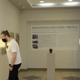 powiększ zdjęcie: W kolejny piątek po wystawach oprowadzają nas „srebrni” kuratorzy