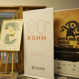 powiększ zdjęcie: W kolejny piątek po wystawach oprowadzają nas „srebrni” kuratorzy