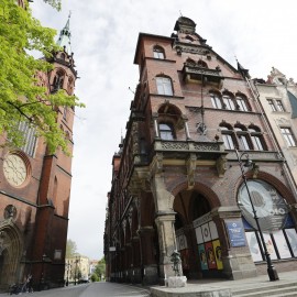 powiększ zdjęcie: W kolejny piątek po wystawach oprowadzają nas „srebrni” kuratorzy