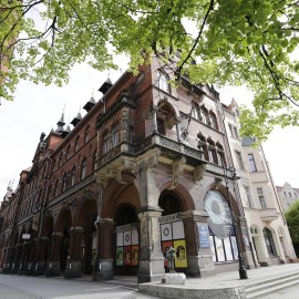 powiększ zdjęcie: W kolejny piątek po wystawach oprowadzają nas „srebrni” kuratorzy