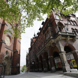 powiększ zdjęcie: W kolejny piątek po wystawach oprowadzają nas „srebrni” kuratorzy