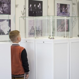 powiększ zdjęcie: W kolejny piątek po wystawach oprowadzają nas „srebrni” kuratorzy
