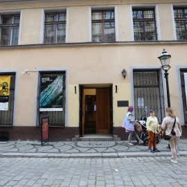 powiększ zdjęcie: W kolejny piątek po wystawach oprowadzają nas „srebrni” kuratorzy
