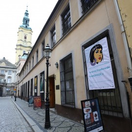 powiększ zdjęcie: W kolejny piątek po wystawach oprowadzają nas „srebrni” kuratorzy