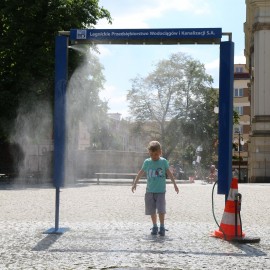 powiększ zdjęcie: Dla ochłody kurtyny wodne z naszych wodociągów