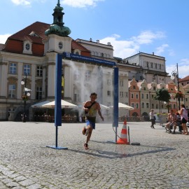 powiększ zdjęcie: Dla ochłody kurtyny wodne z naszych wodociągów