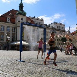 powiększ zdjęcie: Dla ochłody kurtyny wodne z naszych wodociągów