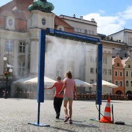 powiększ zdjęcie: Dla ochłody kurtyny wodne z naszych wodociągów