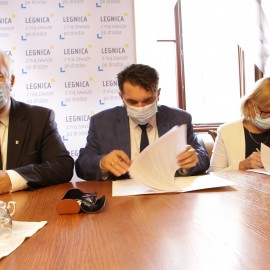powiększ zdjęcie: Porozumienia Legnicy i jej sąsiadów. Międzygminna gospodarka odpadami