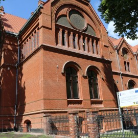 powiększ zdjęcie: Dziś spisujemy się w naszej pięknej bibliotece