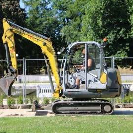 powiększ zdjęcie: Rozpoczęła się rewitalizacja parkowych alejek w sąsiedztwie fontann