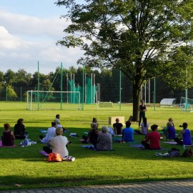 powiększ zdjęcie: Joga pod chmurką to hit! Zapraszamy na kolejne zajęcia w poniedziałek
