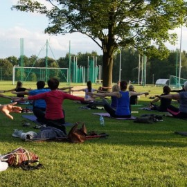 powiększ zdjęcie: Joga pod chmurką to hit! Zapraszamy na kolejne zajęcia w poniedziałek
