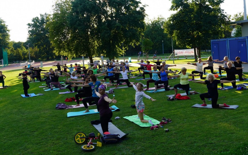 Joga pod chmurką to hit! Zapraszamy na kolejne zajęcia w poniedziałek
