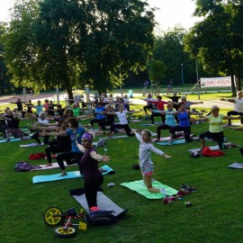 powiększ zdjęcie: Joga pod chmurką to hit! Zapraszamy na kolejne zajęcia w poniedziałek