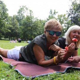 powiększ zdjęcie: Świetnie bawiliśmy się w sobotę w parku Miejskim podczas śniadania na trawie