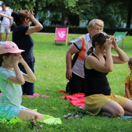 powiększ zdjęcie: Świetnie bawiliśmy się w sobotę w parku Miejskim podczas śniadania na trawie